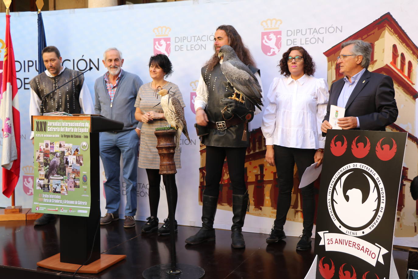 El presidente de la Diputación de León sujeta un ave rapaz.