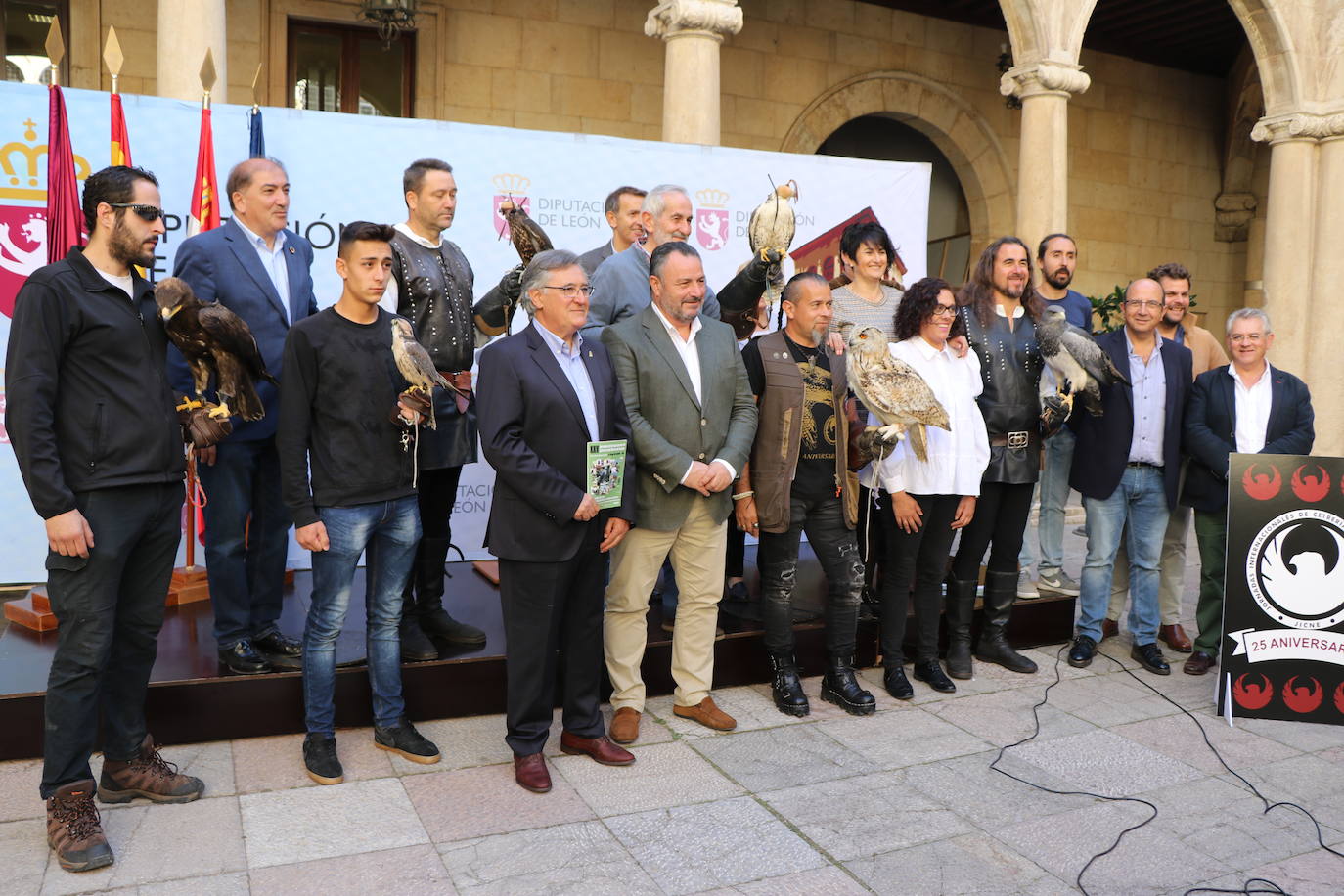 El presidente de la Diputación de León sujeta un ave rapaz.