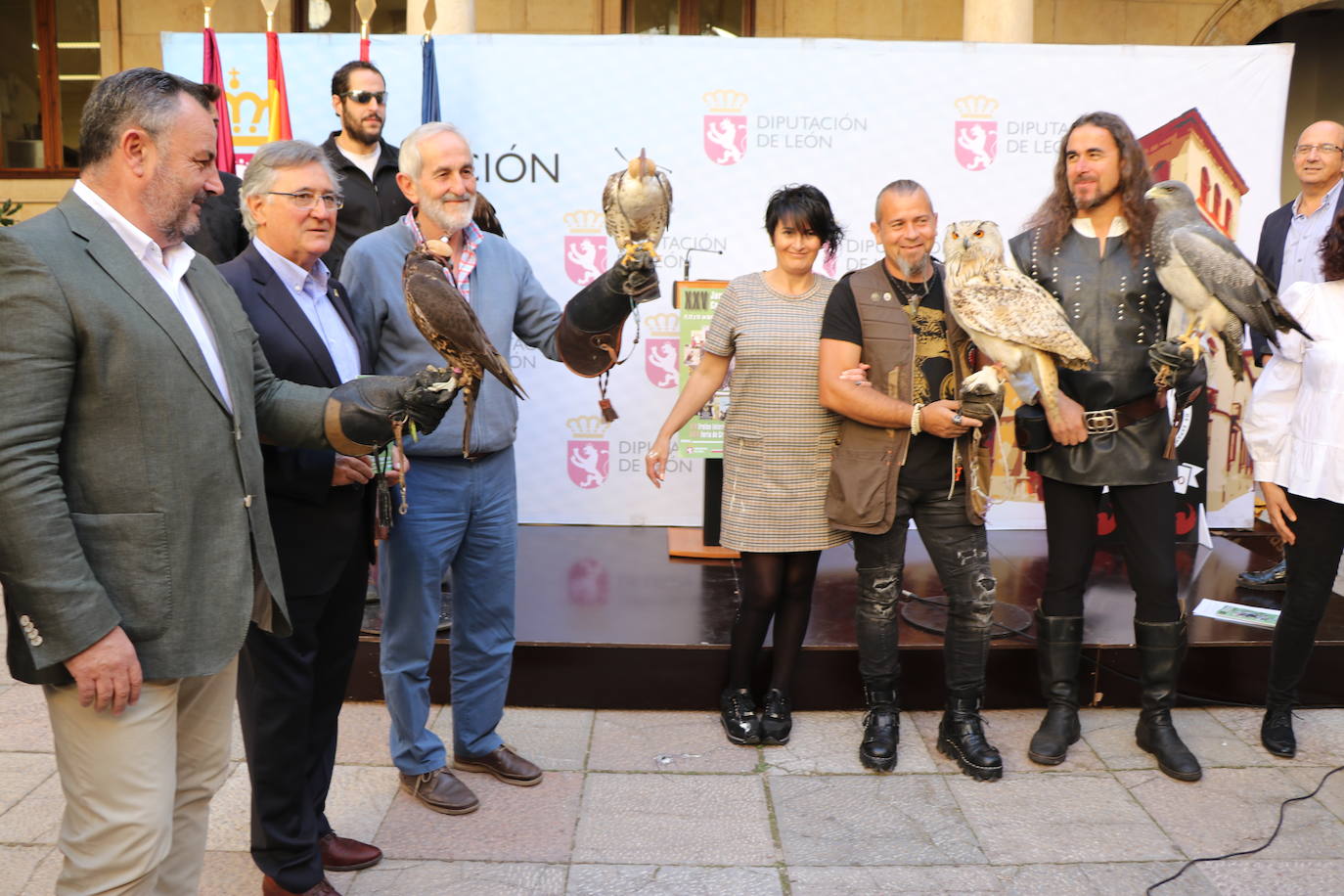 El presidente de la Diputación de León sujeta un ave rapaz.