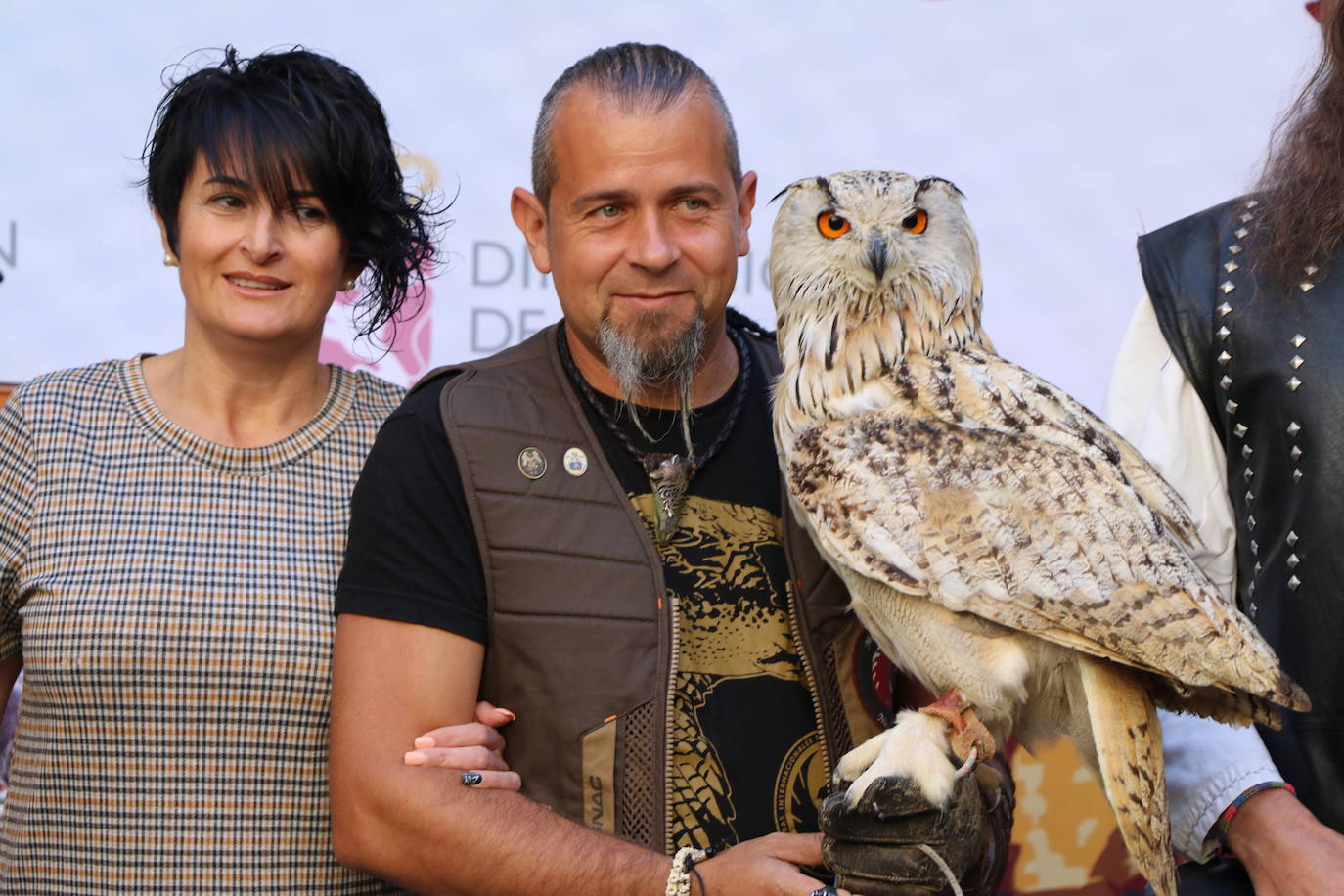 El presidente de la Diputación de León sujeta un ave rapaz.