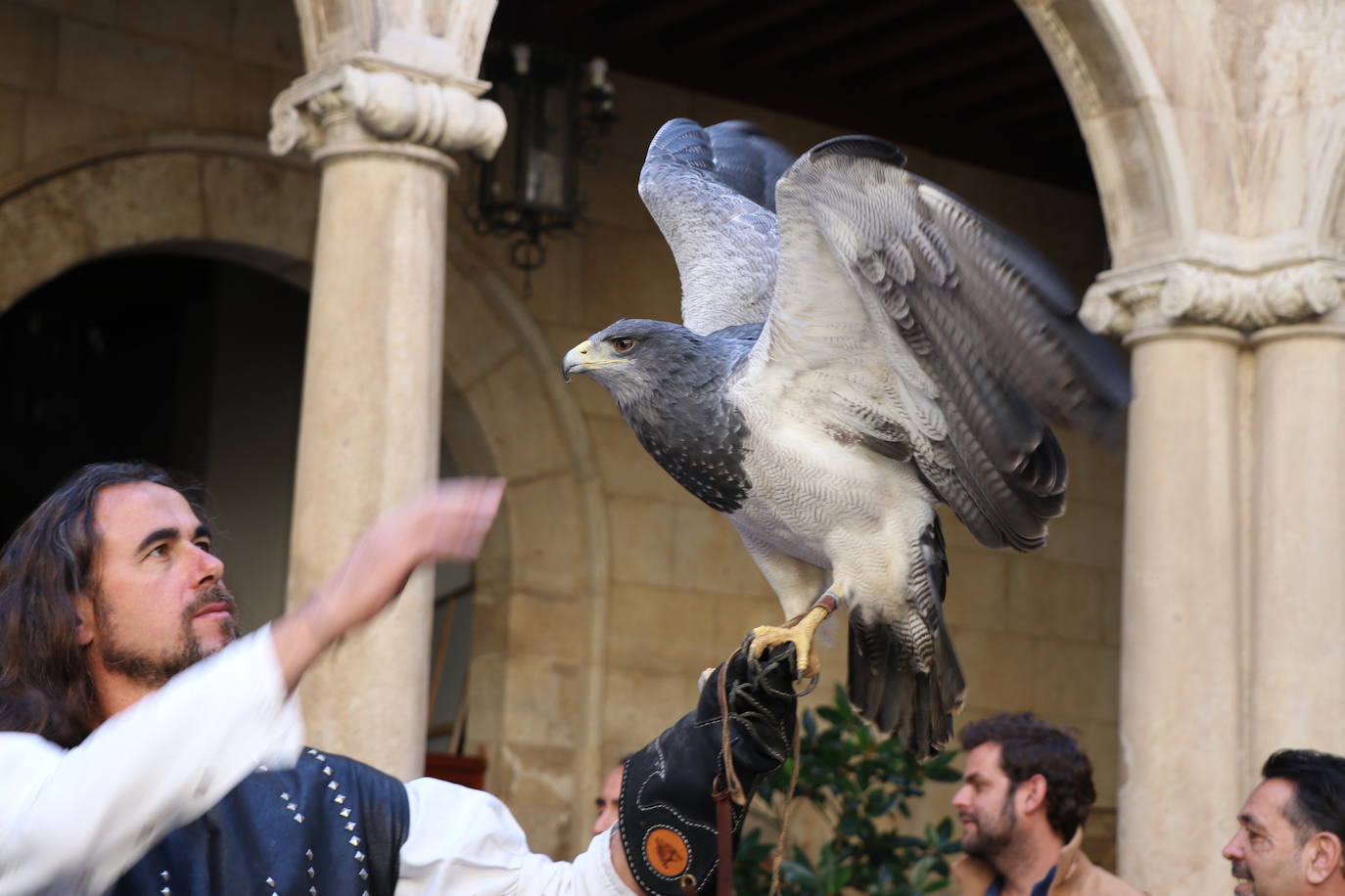 El presidente de la Diputación de León sujeta un ave rapaz.