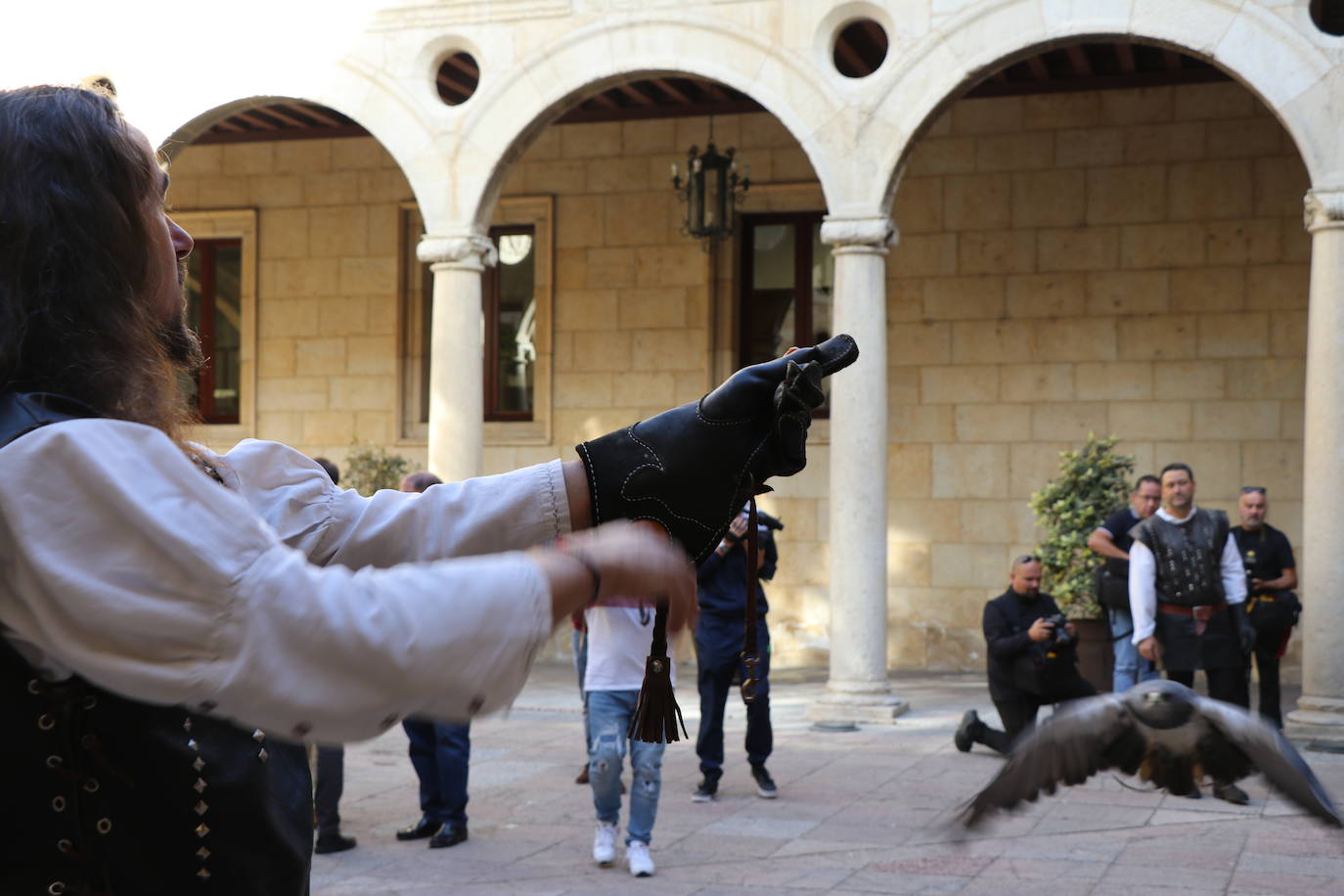 El presidente de la Diputación de León sujeta un ave rapaz.