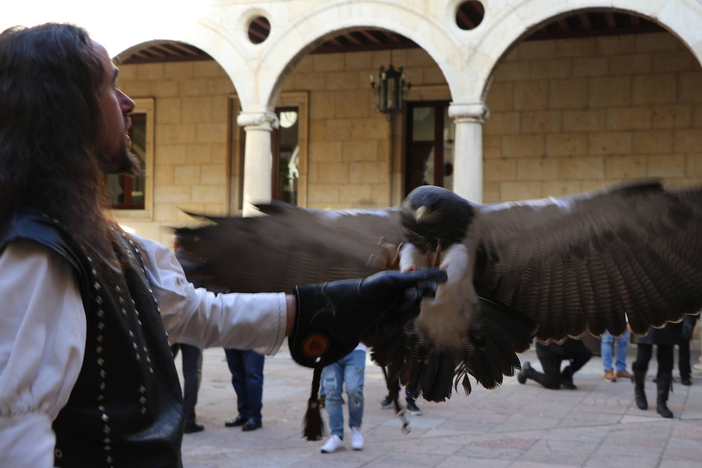 El presidente de la Diputación de León sujeta un ave rapaz.