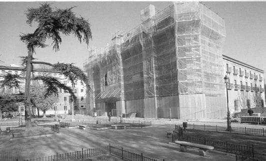 Obras de rehabilitación de la fachada del palacio en 1997.