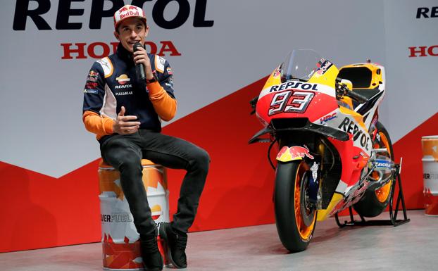 Márquez, charló con los presentes sentado en un barril y de puntillas junto a la moto con la que ha logrado un sexto título de MotoGP