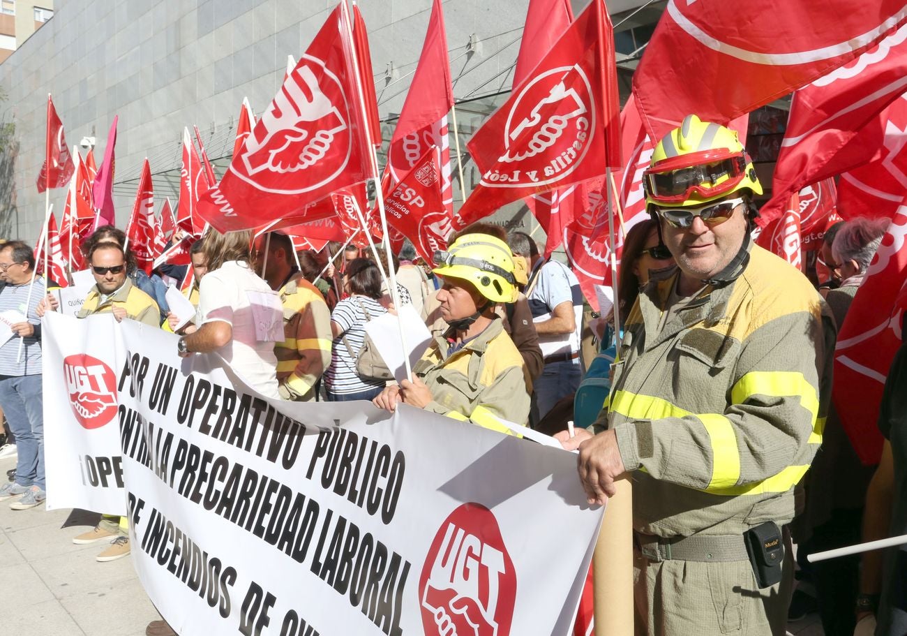 Más de un centenar de personas pertenecientes al personal fijo discontinuo del operativo de incendios dependiente de la Junta se concentra para protestar por la situación de precariedad laboral.