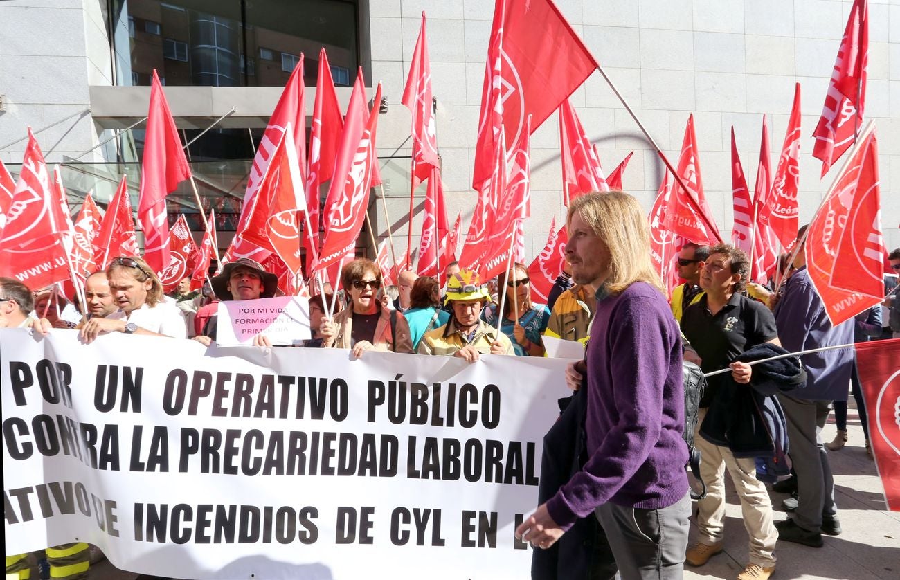 Más de un centenar de personas pertenecientes al personal fijo discontinuo del operativo de incendios dependiente de la Junta se concentra para protestar por la situación de precariedad laboral.