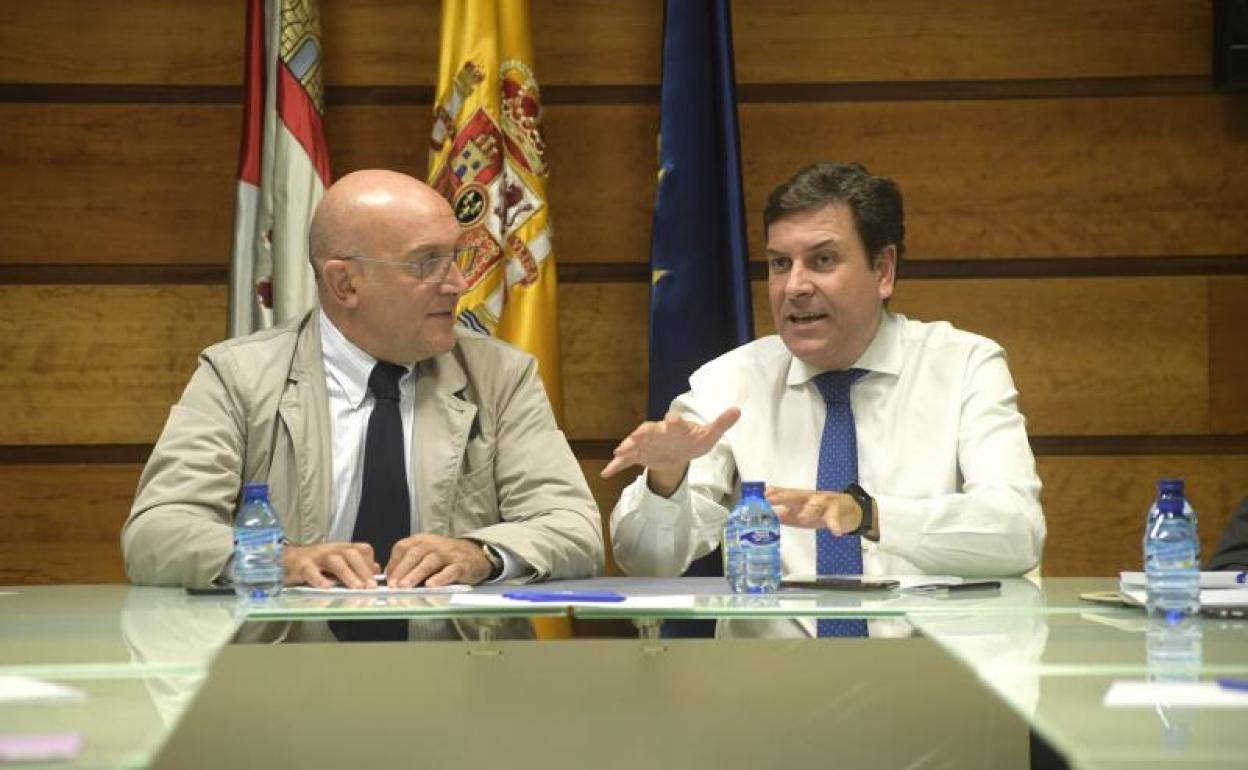 Los consejeros Jesús Julio Carnero (Agricultura y Ganadería) y Carlos Fernández Carriedo (Economía y Hacienda), este miércoles durante la reunión con representantes del sector agroalimentario de Castilla y León.