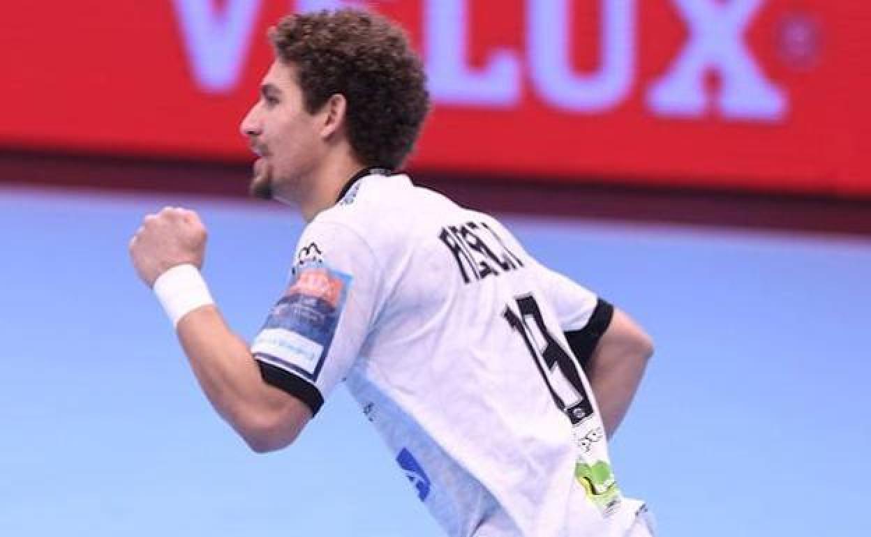 El jugador celebra un tanto anotado con el Ademar.