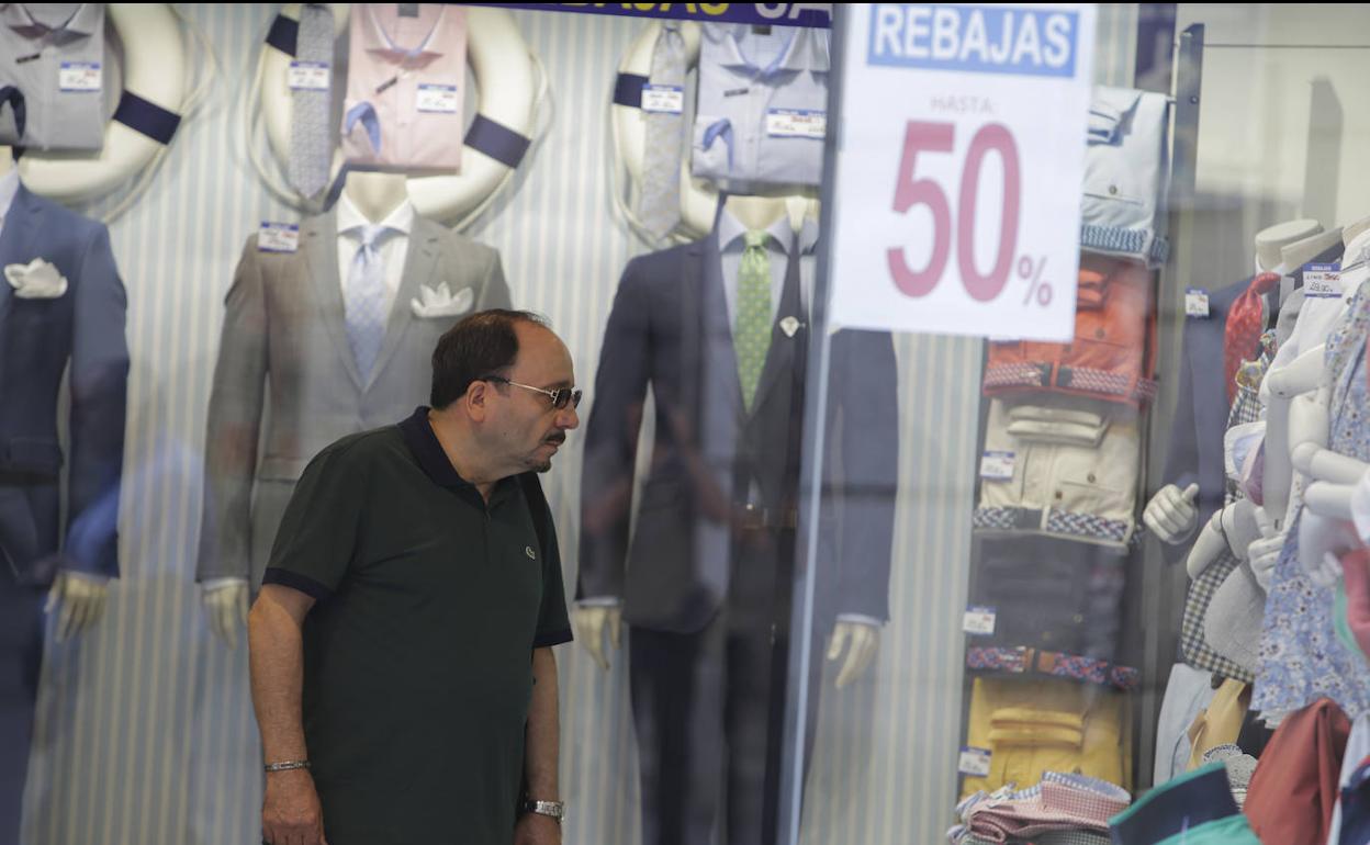 Un hombre mira un escaparate.