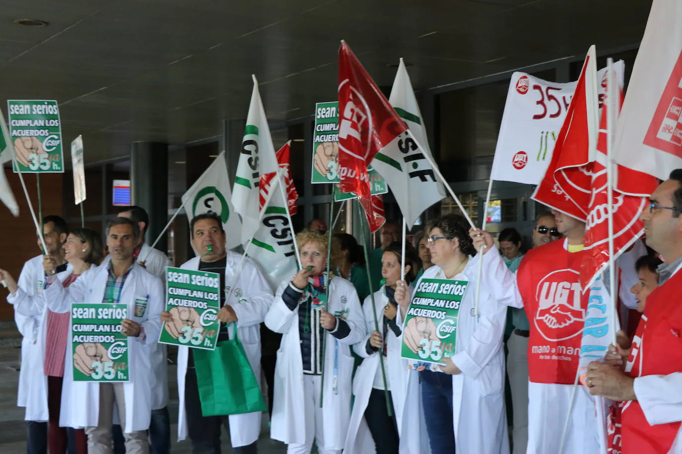 Fotos: Concentración sindica en el hospital por las 35 horas