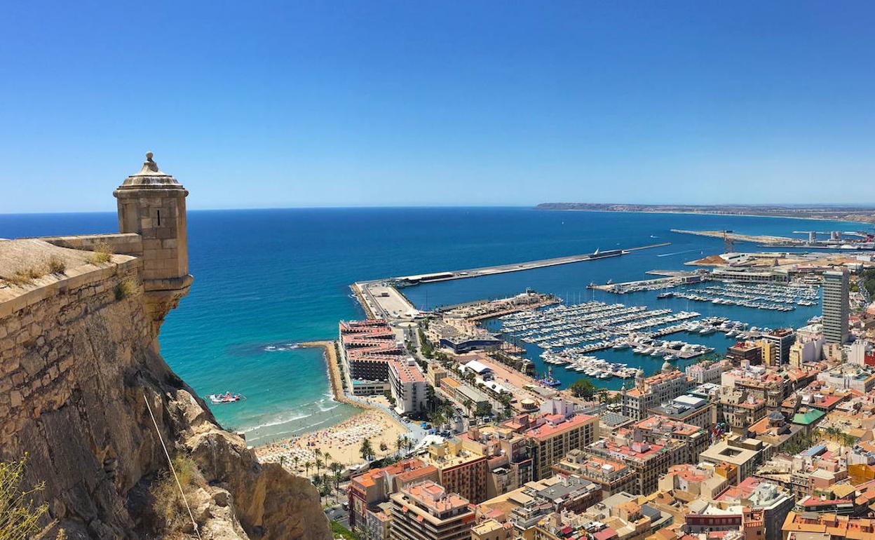 La ciudad de Alicante vista desde el Castillo de Santa Bárbara.