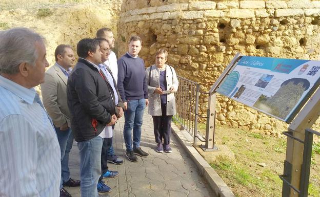 Imagen de un instante de la visita realizada por los representantes socialistas en Almanza.