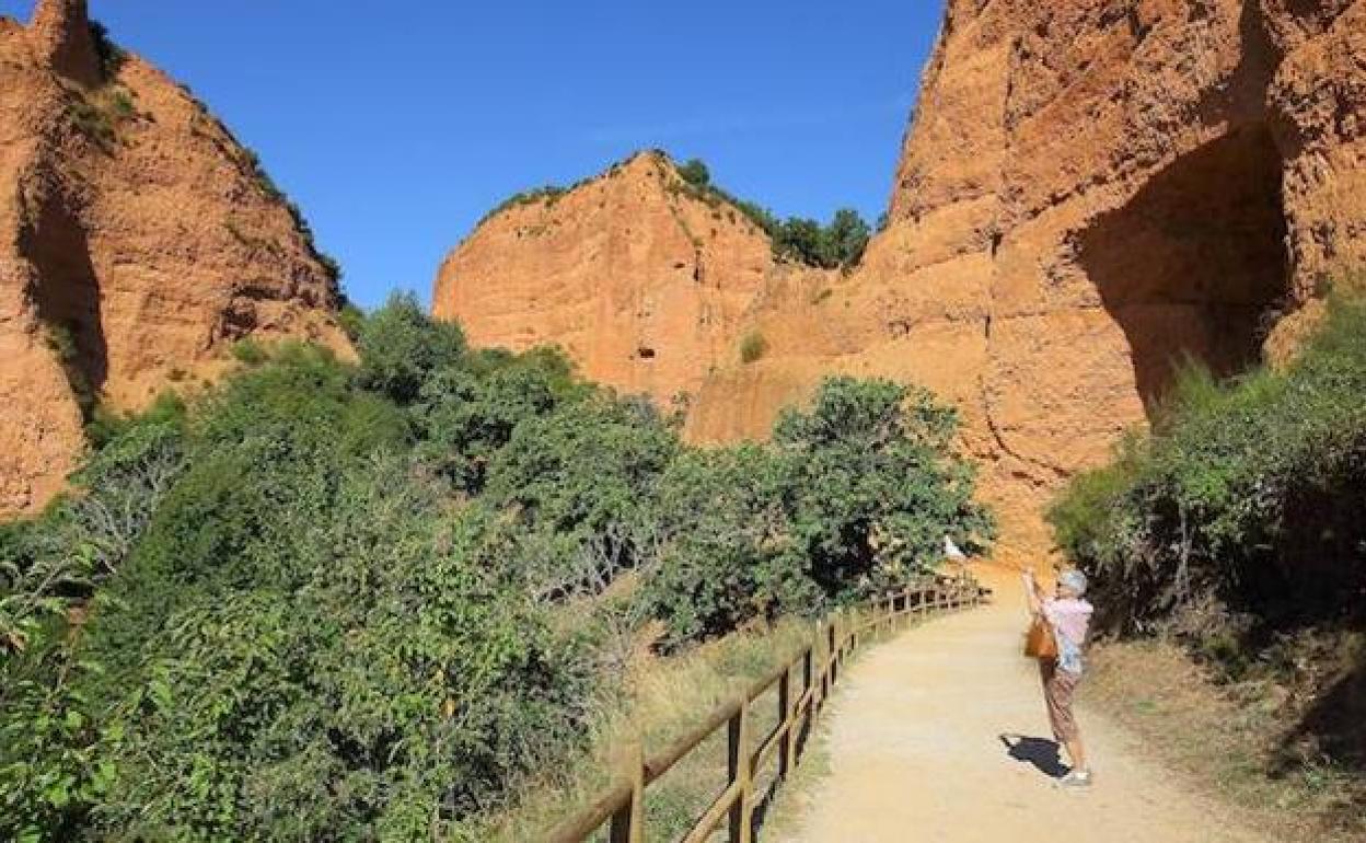 Una turista transita por las Médulas.