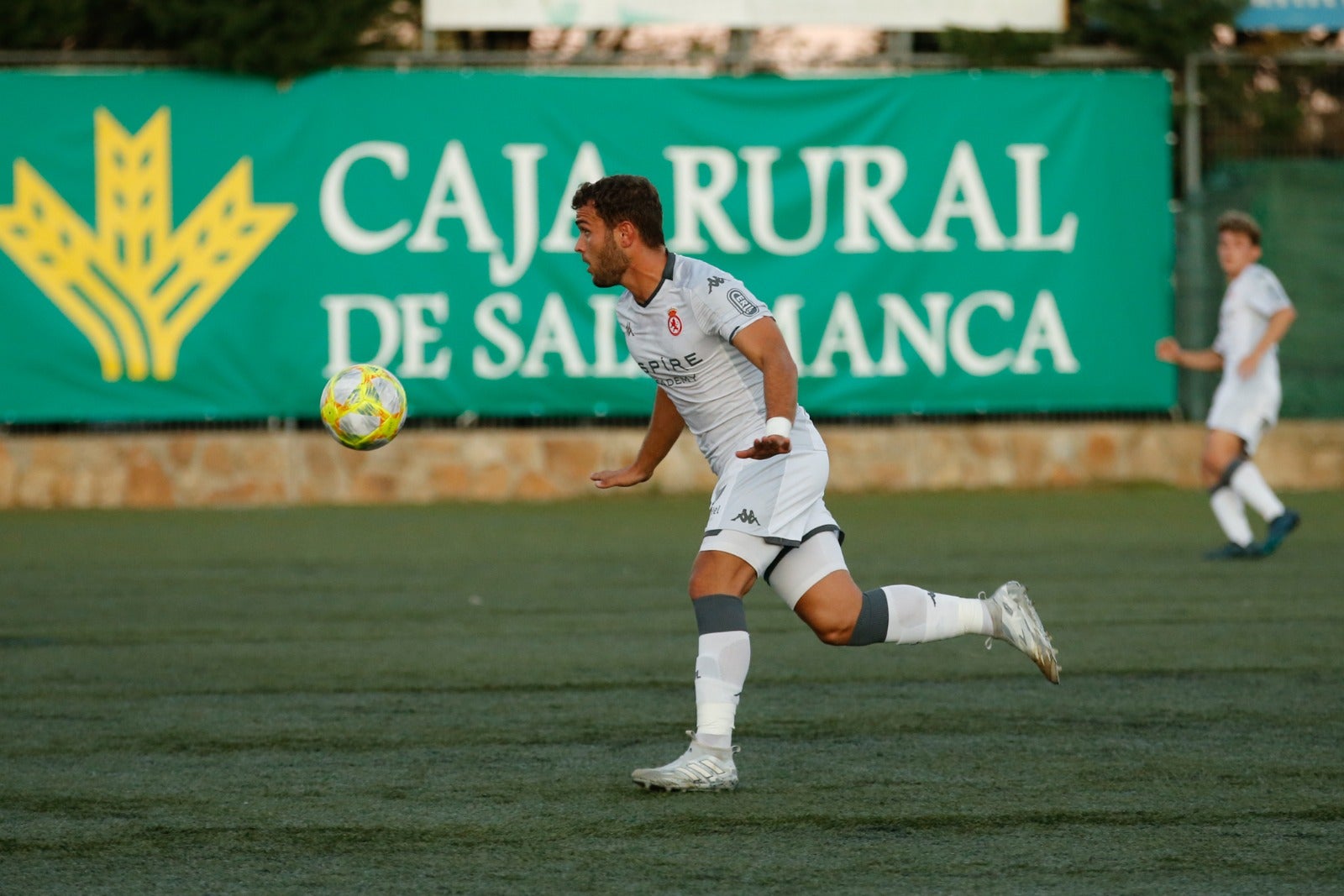 El filial culturalista suma un punto en la visita a Santa Marta de Tormes tras fallar un penalti en el tramo final del choque.