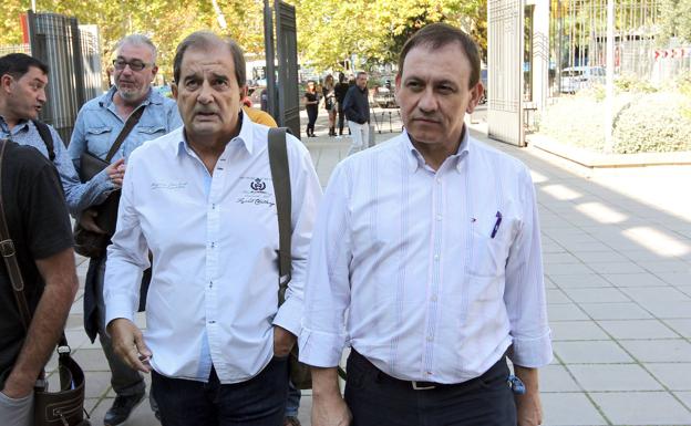 El secretario del Sector Minero de UGT FICA, Victor Fernández (I) y el secretario de Industrias Extractivas de CCOO, Jesús Crespo. 