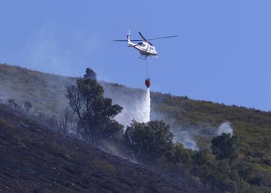 Imagen secundaria 1 - Medios terrestres y aéreos trabajan en la extinción de un incendio en Quilós