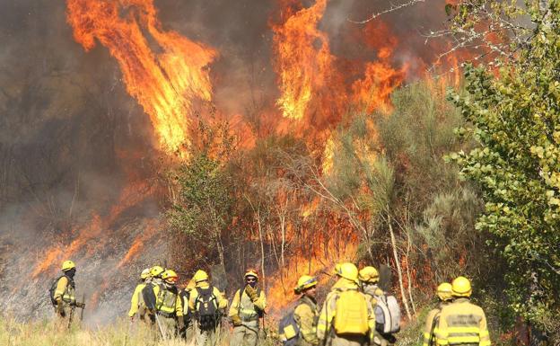 Imagen principal - Medios terrestres y aéreos trabajan en la extinción de un incendio en Quilós
