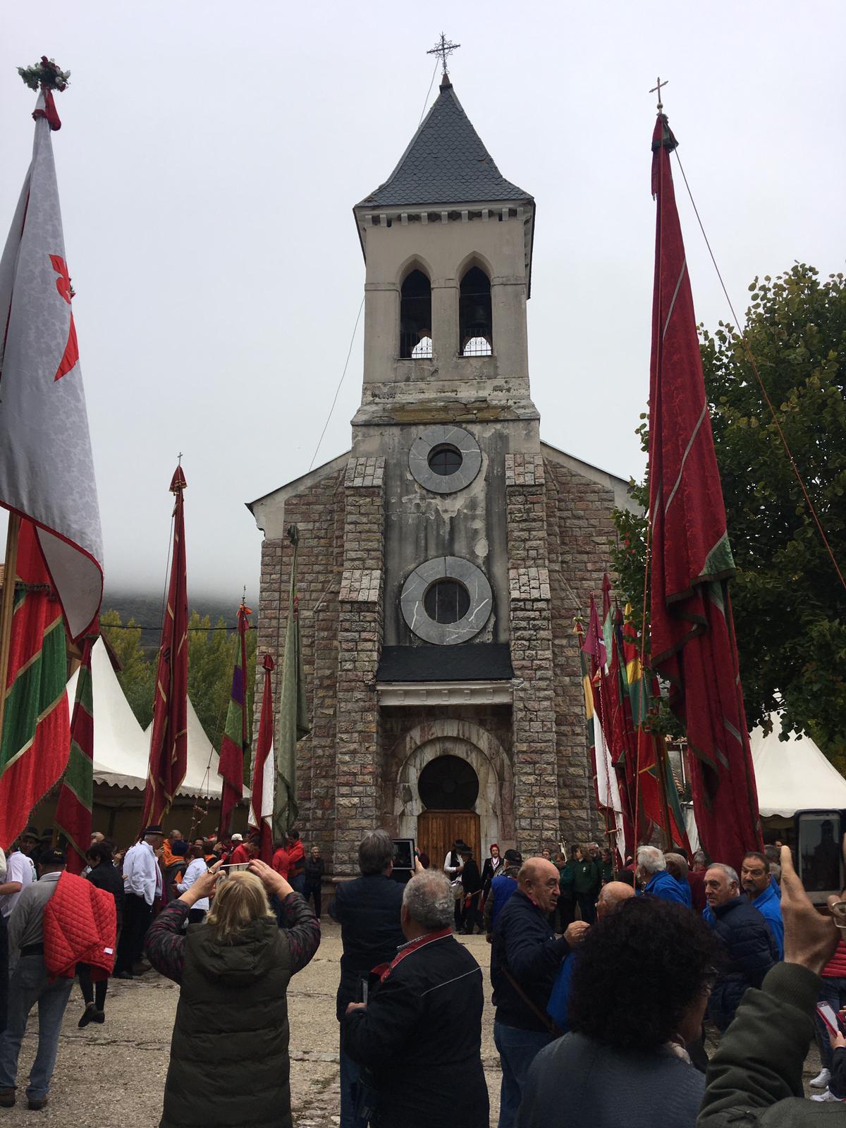 La localidad de Carmenes ha celebrado este domingo la XXI edición de su Feria Tradicional. Esta cita rememora durante dos días el tradicional sistema de vida autóctono, como las artesanías en madera, la exhibición de ganado y un importante desfile de pendones.