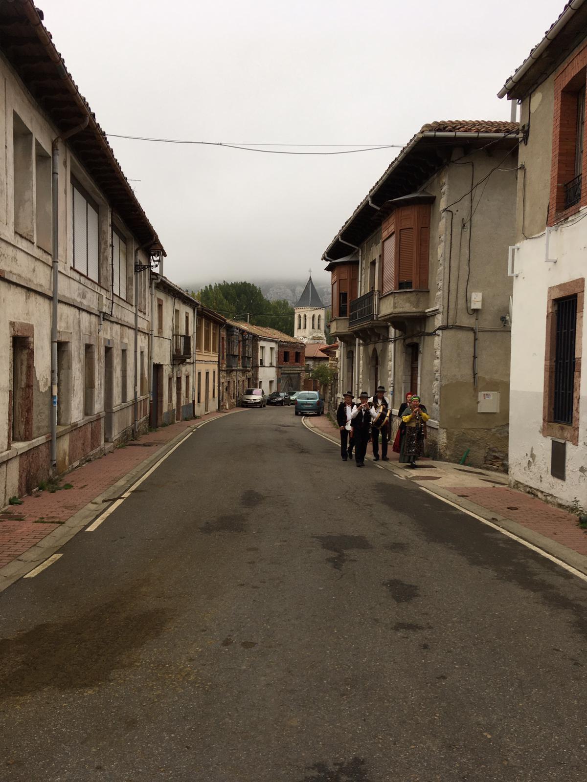 La localidad de Carmenes ha celebrado este domingo la XXI edición de su Feria Tradicional. Esta cita rememora durante dos días el tradicional sistema de vida autóctono, como las artesanías en madera, la exhibición de ganado y un importante desfile de pendones.