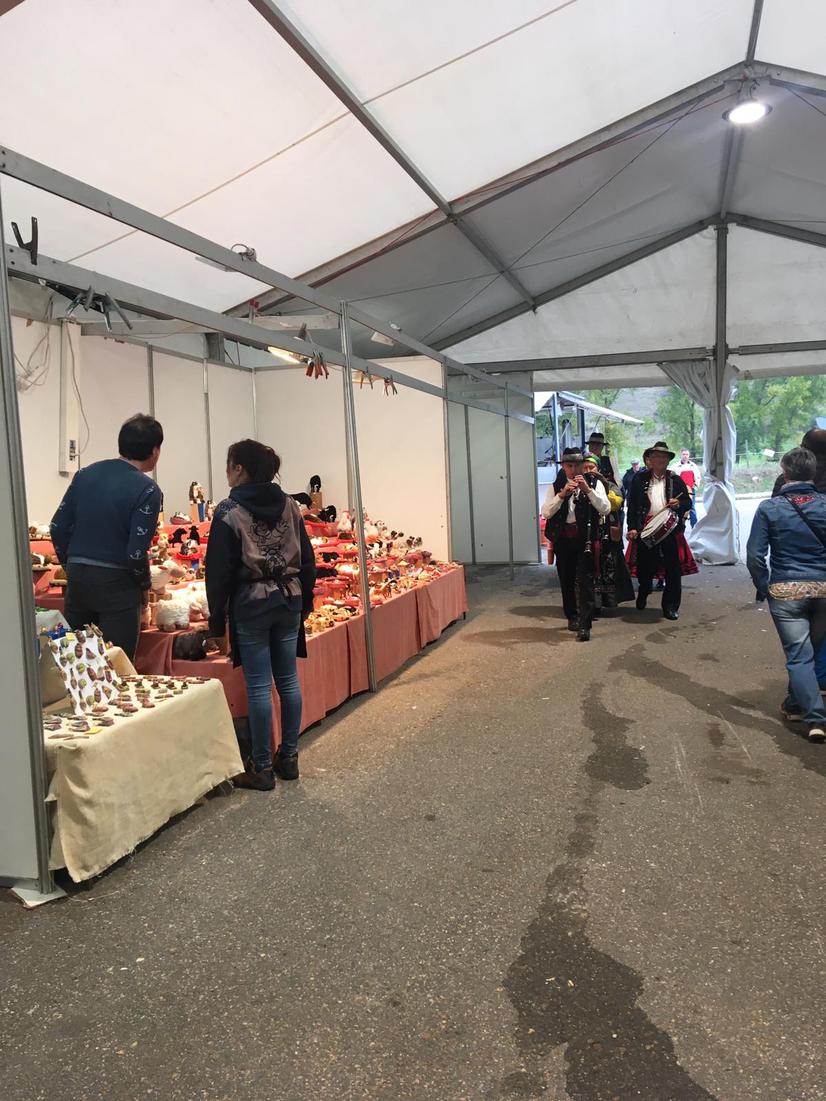 La localidad de Carmenes ha celebrado este domingo la XXI edición de su Feria Tradicional. Esta cita rememora durante dos días el tradicional sistema de vida autóctono, como las artesanías en madera, la exhibición de ganado y un importante desfile de pendones.