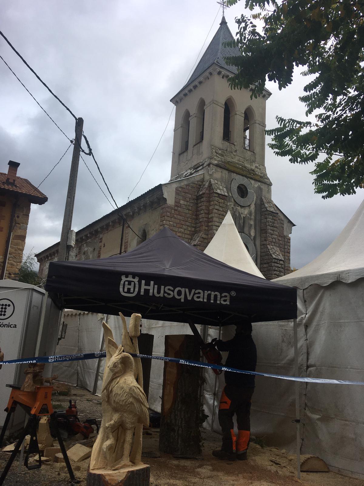 La localidad de Carmenes ha celebrado este domingo la XXI edición de su Feria Tradicional. Esta cita rememora durante dos días el tradicional sistema de vida autóctono, como las artesanías en madera, la exhibición de ganado y un importante desfile de pendones.