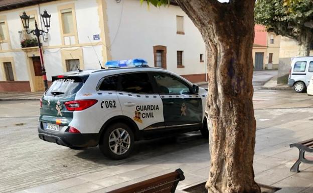 Un coche de la Guardia Civil durante las labores de búsqueda en Fresno de la Vega. 