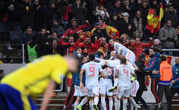 Los jugadores de la selección española celebran el gol de Rodrigo Moreno. 