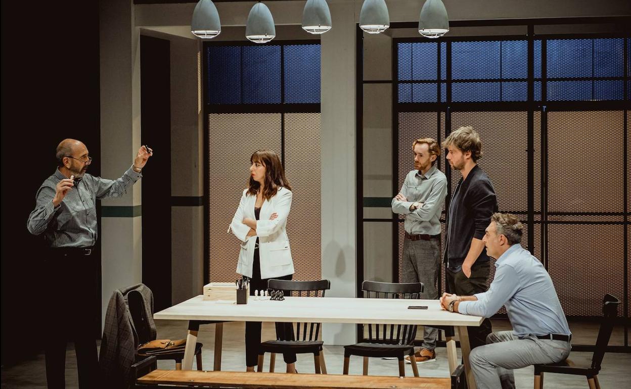 El actor de origen berciano Miguel Rellán deja sus huellas en la 'acera del teatro'