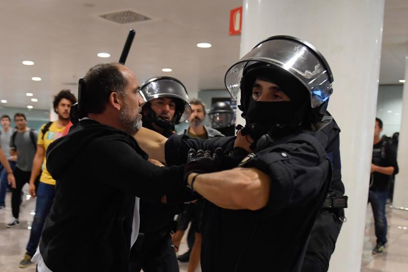 Concentración de manifestantes en el Aeropuerto de Barcelona-El Prat tras conocerse la sentencia del ‘procés’
