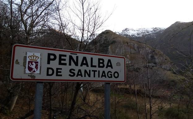 Entrada al pueblo de Peñalba de Santiago, en la Tebaida berciana.