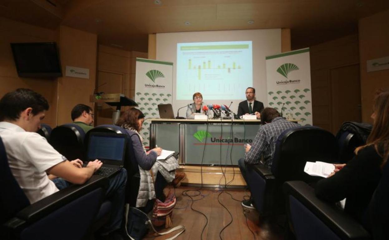 Felisa Becerra, de Analistas Financieros de Andalucía, y Alberto López Sánchez, responsable comercial de Unicaja en Valladolid, presentan el informe.