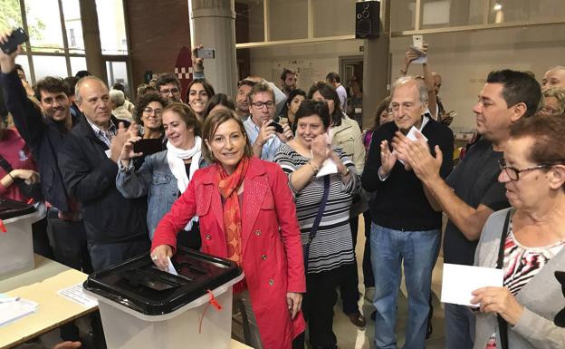 Forcadell vota durante el referéndum