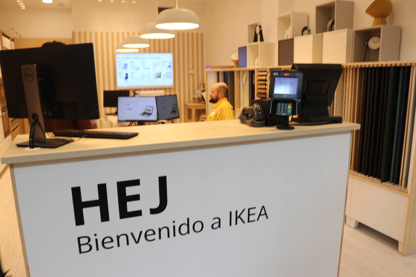 Personal de Ike en la tienda de León.