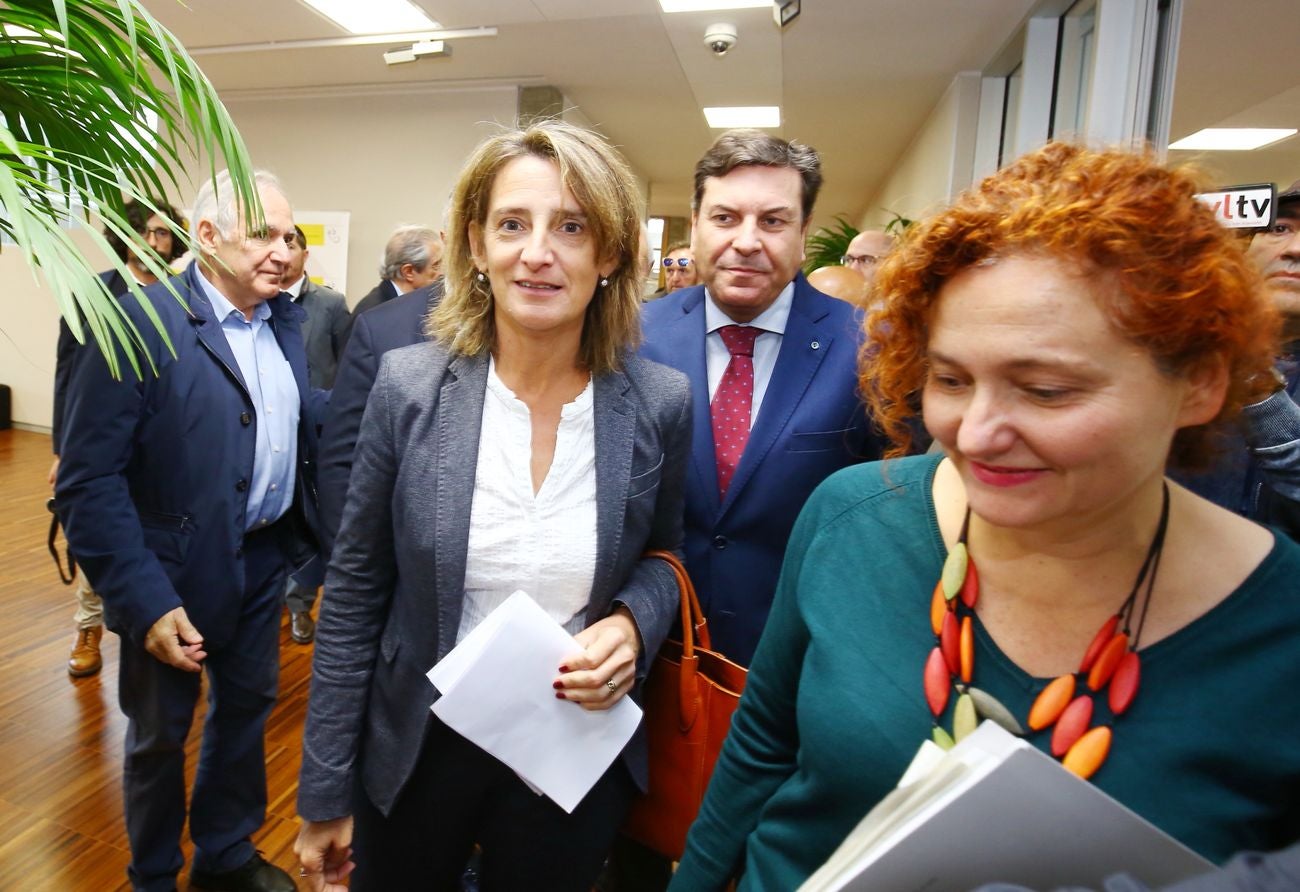 La ministra en funciones para la Transición Ecológica, Teresa Rivera, preside la reunión de trabajo sobre convenios de transición justa durante su visita al Bierzo.