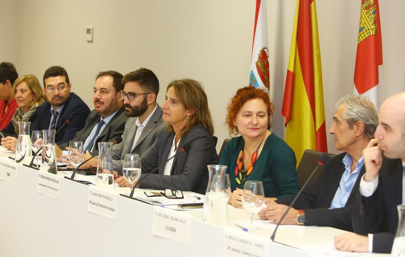 La ministra en funciones para la Transición Ecológica, Teresa Rivera, preside la reunión de trabajo sobre convenios de transición justa durante su visita al Bierzo.