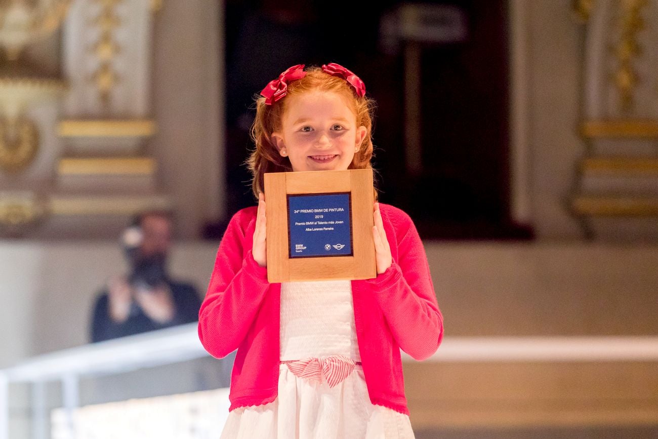 La niña leonesa Alba Lorenzo Ferreira consigue el premio BMW al talento más joven con su obra 'La amistad', una distinción que le ha sido entregada por la reina Sofia.