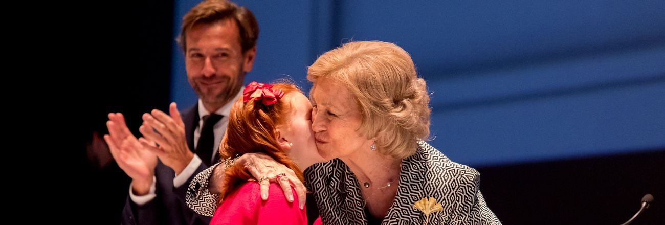 La niña leonesa Alba Lorenzo Ferreira consigue el premio BMW al talento más joven con su obra 'La amistad', una distinción que le ha sido entregada por la reina Sofia.