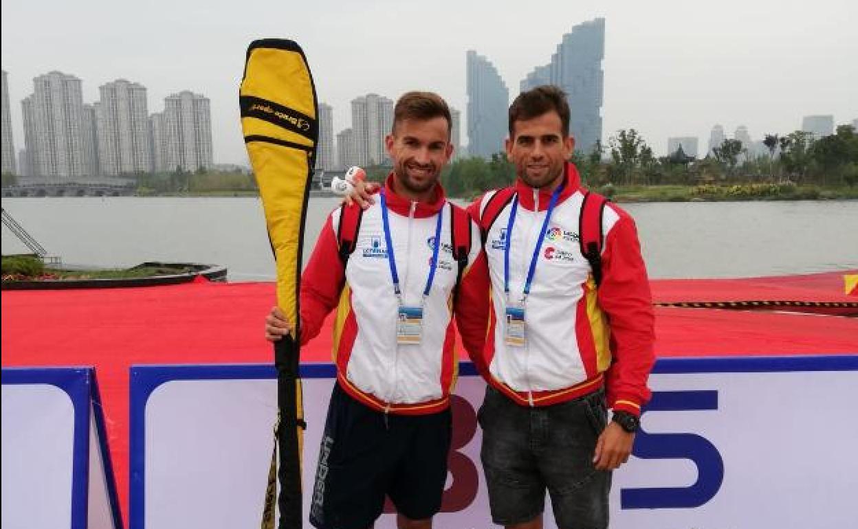 José Julián Becerro, a la izquierda, y Miguel Castañón, este martes, en su primer entrenamiento en Shaoxing tras casi un día de viaje.