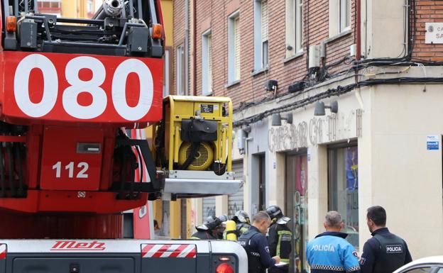 Galería. Un camión de bomberos junto a la fachada del bar.