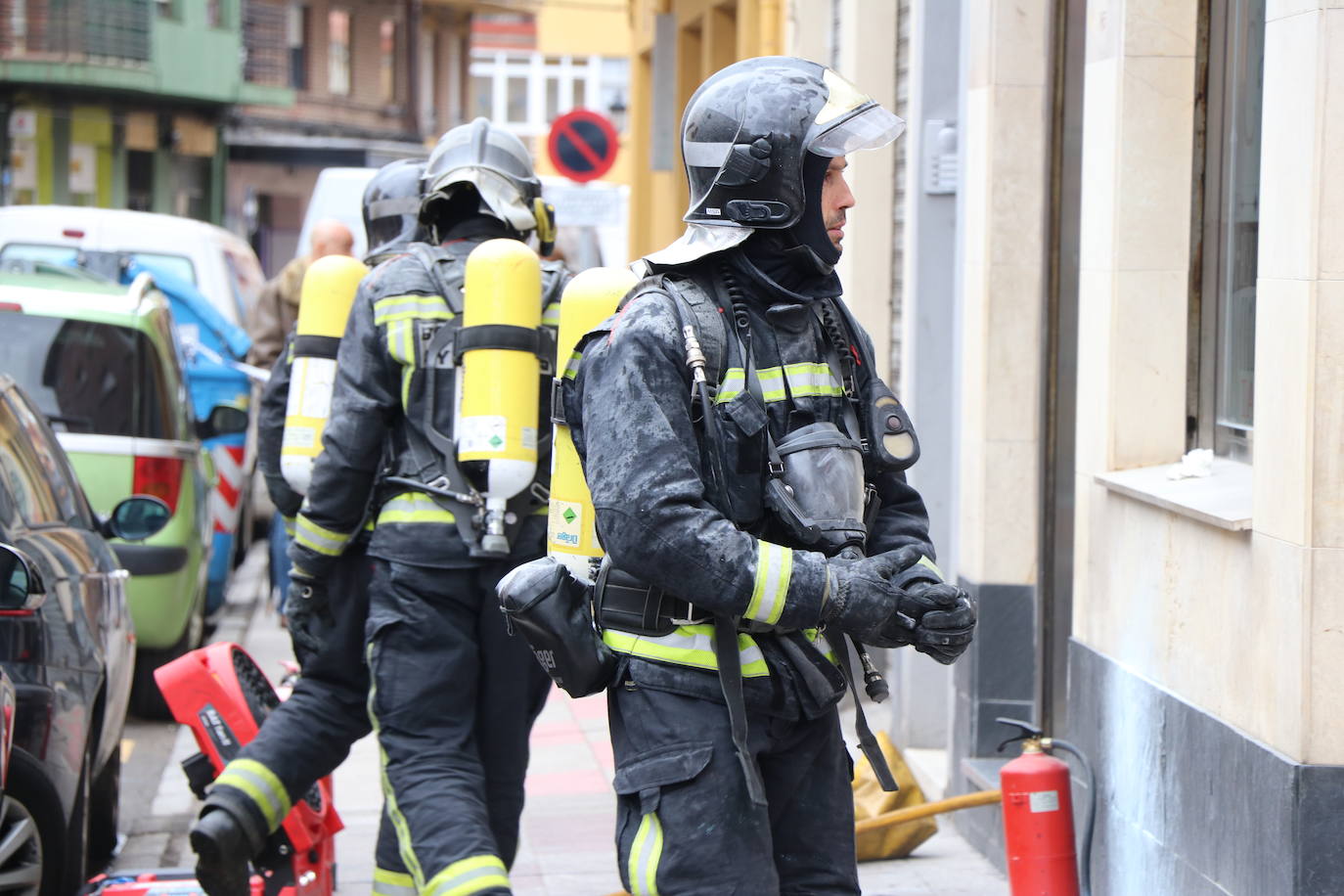 Las llamas y el intenso humo han obligado a la Policía Local, Nacional y Bomberos de León a acordonar la zona y tratar de solucionar el incidente ocasionado en la cocina.