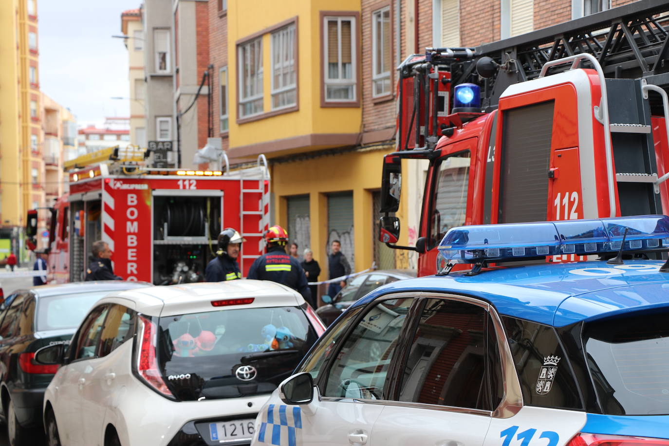 Las llamas y el intenso humo han obligado a la Policía Local, Nacional y Bomberos de León a acordonar la zona y tratar de solucionar el incidente ocasionado en la cocina.