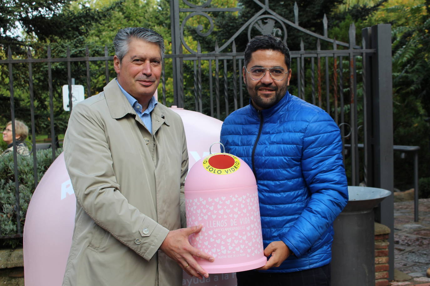 Fotos: León suma cuatro contenedores rosas para conciencias sobre el cáncer de mama