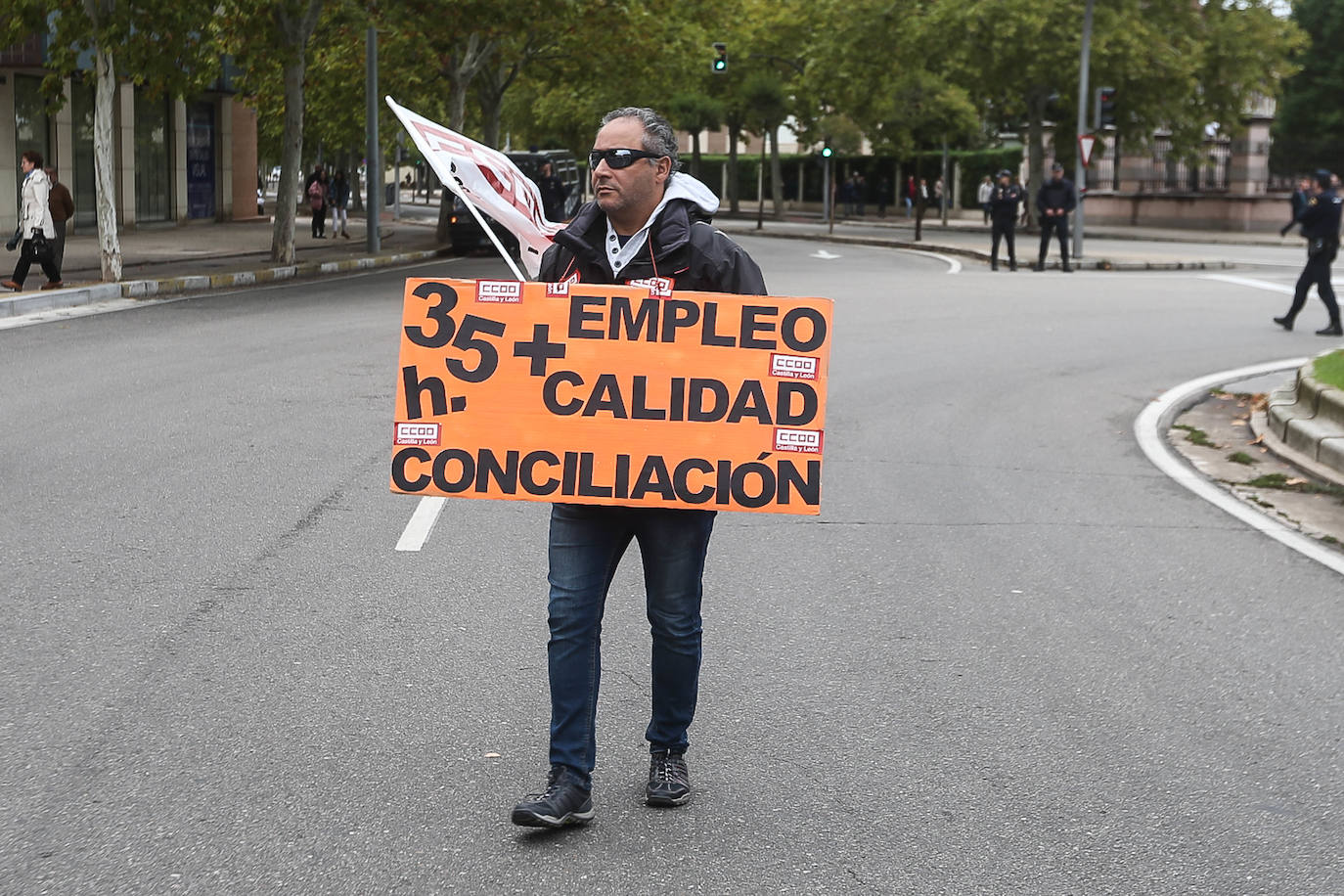 Más de un millar de empleados públicos ha reiterado su exigencia a la Junta de Castilla y León para que implante la jornada de 35 horas en cumplimiento del acuerdo firmado en mayo con los sindicatos, con los que se reunirá el Ejecutivo el lunes. En esta ocasión los sindicatos CCOO, UGT y CSIF han convocado a los empleados públicos a una concentración a las puertas de la Presidencia de la Junta, donde se ha dado cita más de un millar, entre 1.300 y 1.500, según fuentes policiales.