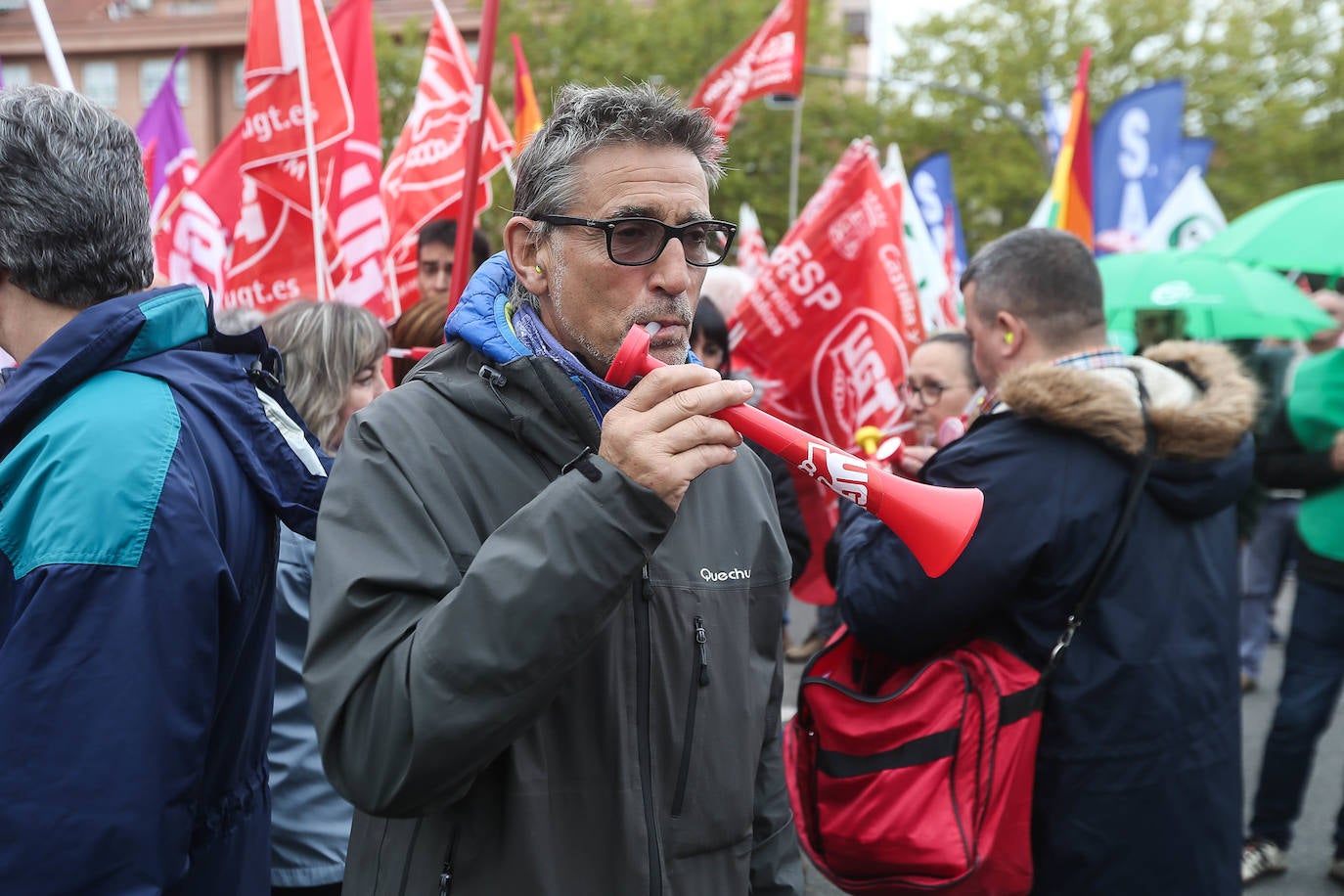 Más de un millar de empleados públicos ha reiterado su exigencia a la Junta de Castilla y León para que implante la jornada de 35 horas en cumplimiento del acuerdo firmado en mayo con los sindicatos, con los que se reunirá el Ejecutivo el lunes. En esta ocasión los sindicatos CCOO, UGT y CSIF han convocado a los empleados públicos a una concentración a las puertas de la Presidencia de la Junta, donde se ha dado cita más de un millar, entre 1.300 y 1.500, según fuentes policiales.