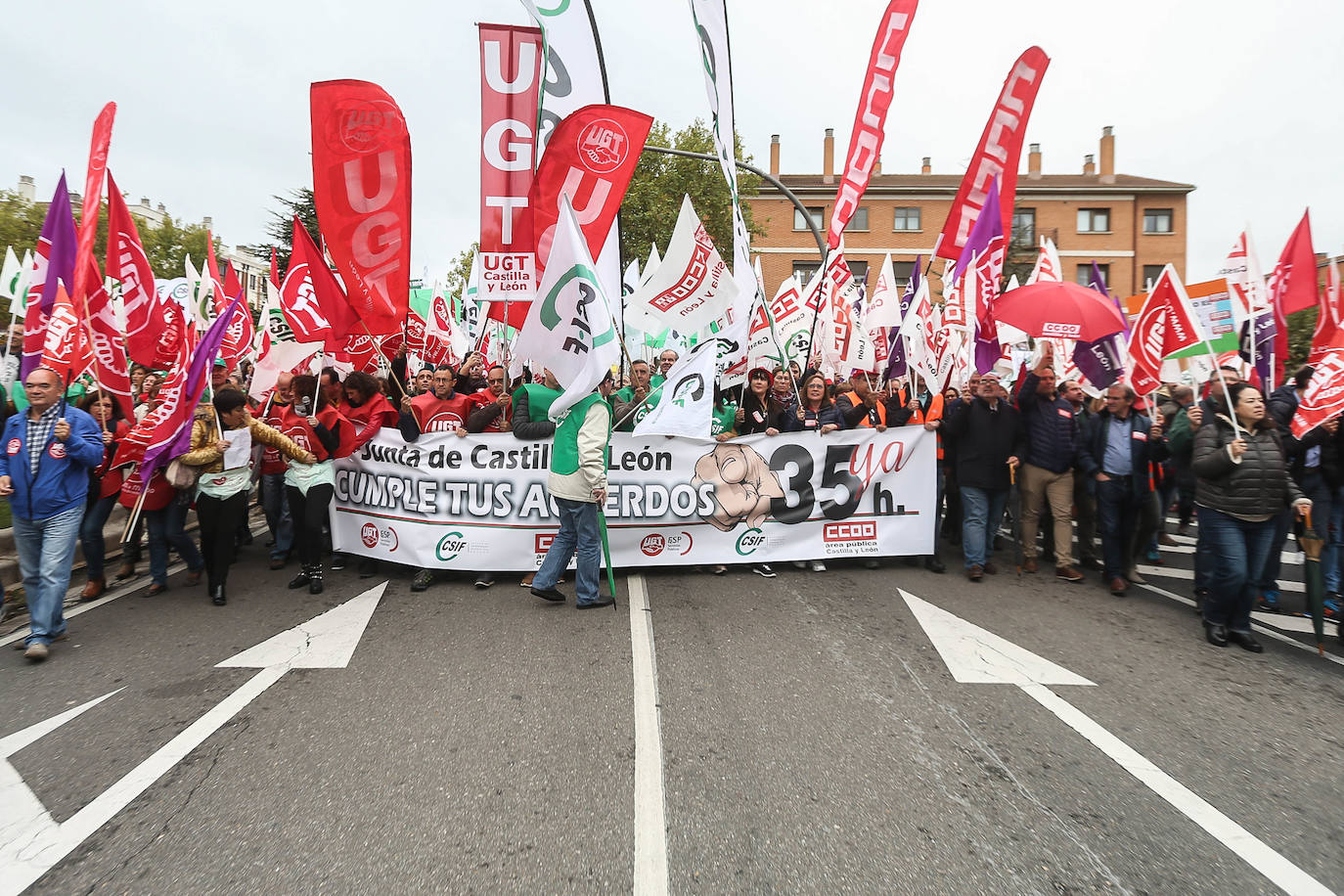 Más de un millar de empleados públicos ha reiterado su exigencia a la Junta de Castilla y León para que implante la jornada de 35 horas en cumplimiento del acuerdo firmado en mayo con los sindicatos, con los que se reunirá el Ejecutivo el lunes. En esta ocasión los sindicatos CCOO, UGT y CSIF han convocado a los empleados públicos a una concentración a las puertas de la Presidencia de la Junta, donde se ha dado cita más de un millar, entre 1.300 y 1.500, según fuentes policiales.