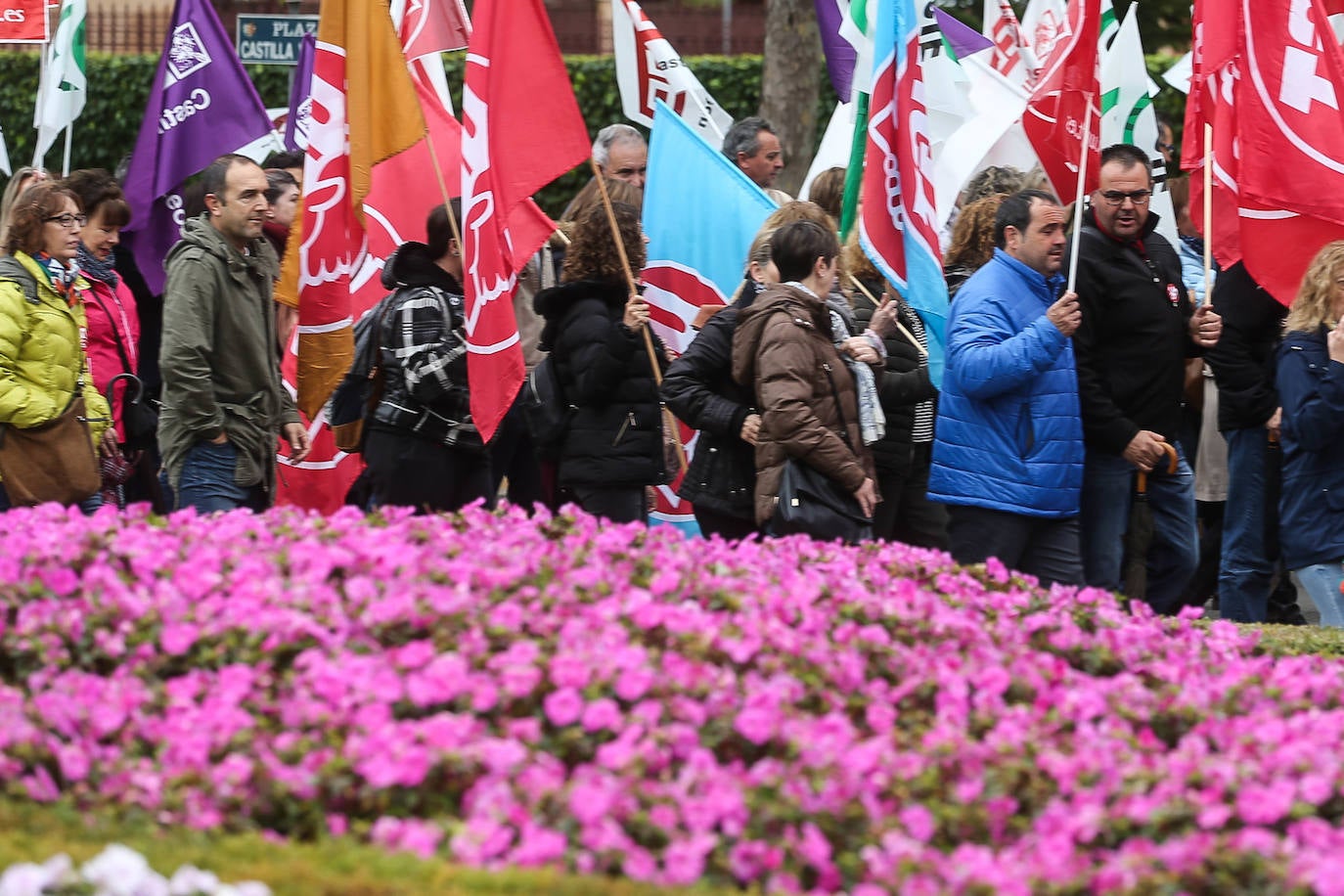 Más de un millar de empleados públicos ha reiterado su exigencia a la Junta de Castilla y León para que implante la jornada de 35 horas en cumplimiento del acuerdo firmado en mayo con los sindicatos, con los que se reunirá el Ejecutivo el lunes. En esta ocasión los sindicatos CCOO, UGT y CSIF han convocado a los empleados públicos a una concentración a las puertas de la Presidencia de la Junta, donde se ha dado cita más de un millar, entre 1.300 y 1.500, según fuentes policiales.