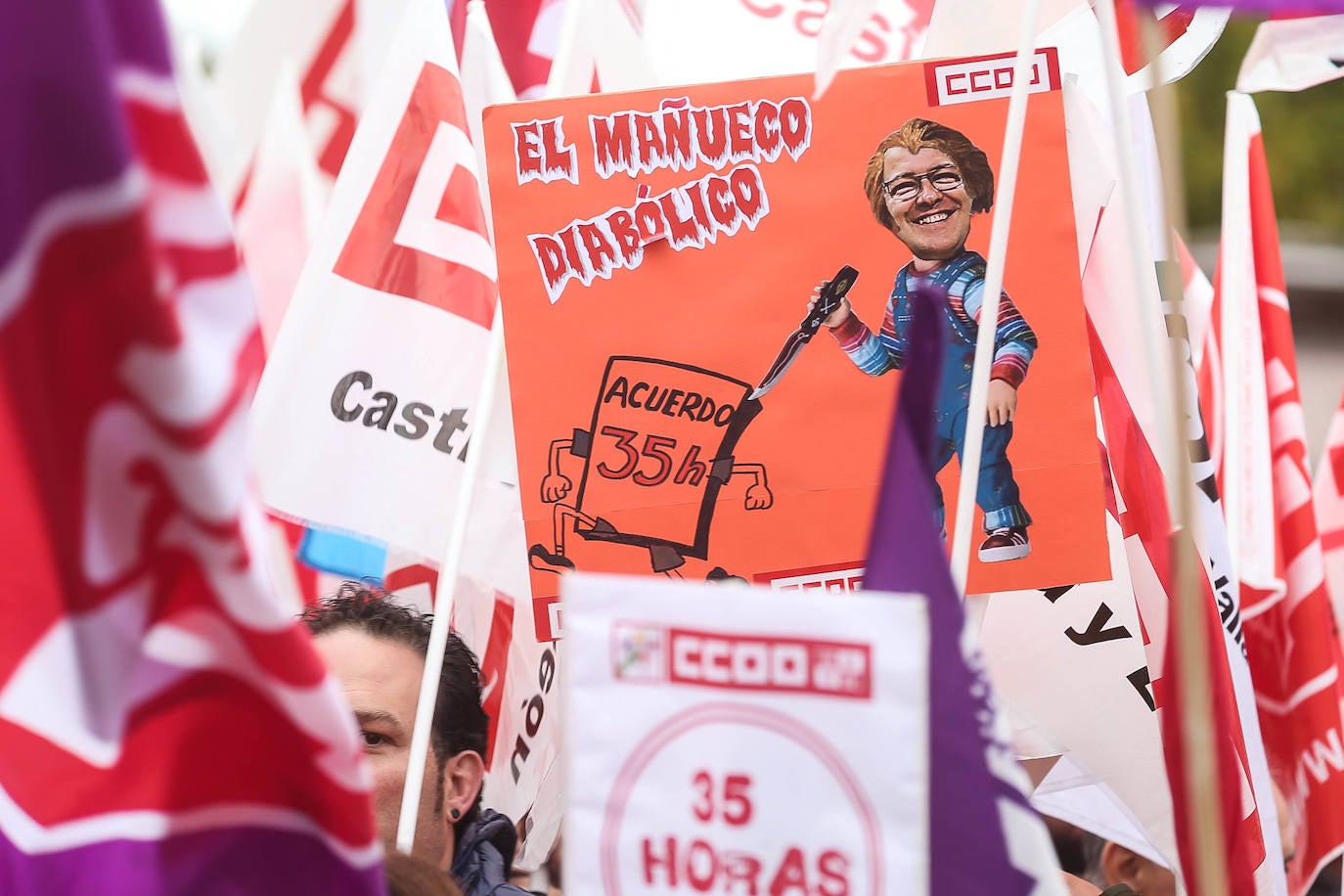 Más de un millar de empleados públicos ha reiterado su exigencia a la Junta de Castilla y León para que implante la jornada de 35 horas en cumplimiento del acuerdo firmado en mayo con los sindicatos, con los que se reunirá el Ejecutivo el lunes. En esta ocasión los sindicatos CCOO, UGT y CSIF han convocado a los empleados públicos a una concentración a las puertas de la Presidencia de la Junta, donde se ha dado cita más de un millar, entre 1.300 y 1.500, según fuentes policiales.