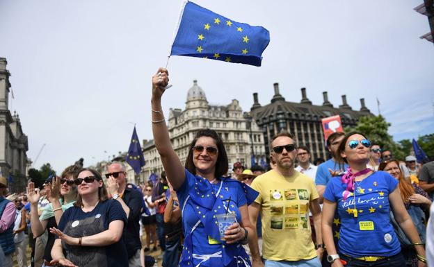 Un manifestante a favor de la UE agita una bandera europea durante una manifestación anti-Brexit en la Plaza del Parlamento en Londres, Gran Bretaña, el 23 de junio de 2018