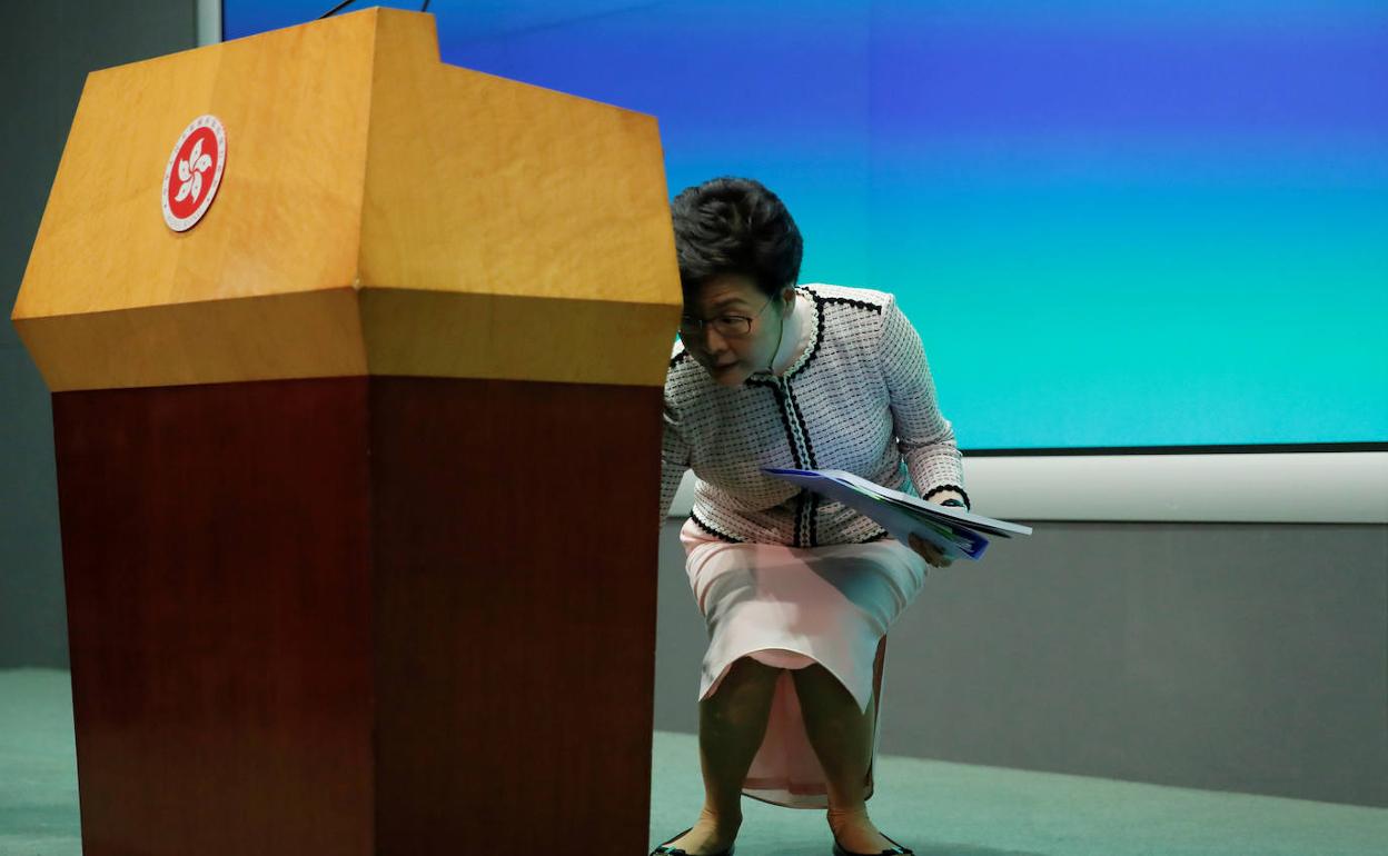 Carrie Lam recoge sus notas tras su rueda de prensa.